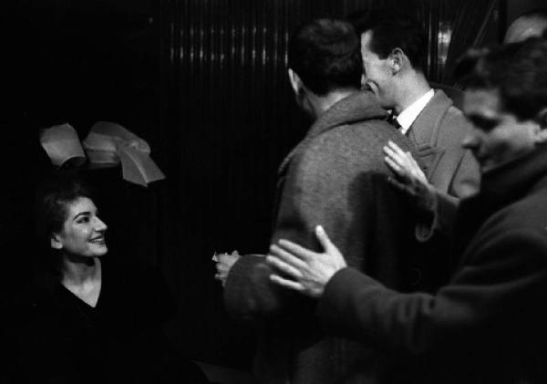 Milano: Teatro alla Scala - Spettacolo Anna Bolena, 1957, regia di Luchino Visconti - Camerino, interno - Gruppo di persone saluta Maria Callas (cantante lirica)