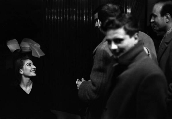 Milano: Teatro alla Scala - Spettacolo Anna Bolena, 1957, regia di Luchino Visconti - Camerino, interno - Gruppo di persone saluta Maria Callas (cantante lirica)