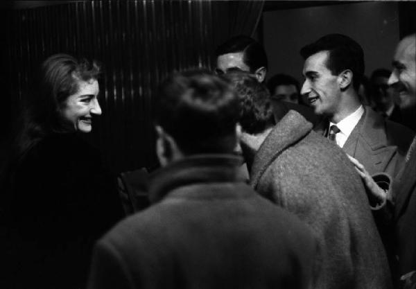 Milano: Teatro alla Scala - Spettacolo Anna Bolena, 1957, regia di Luchino Visconti - Camerino, interno - Gruppo di persone saluta Maria Callas (cantante lirica)