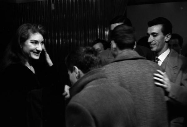 Milano: Teatro alla Scala - Spettacolo Anna Bolena, 1957, regia di Luchino Visconti - Camerino, interno - Gruppo di persone saluta Maria Callas (cantante lirica)