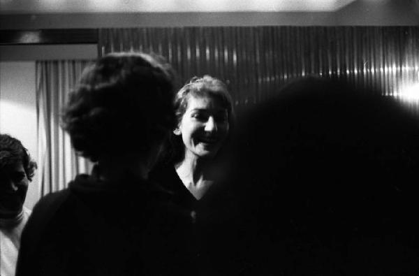 Milano: Teatro alla Scala - Spettacolo Anna Bolena, 1957, regia di Luchino Visconti - Camerino, interno - Maria Callas (cantante lirica) e gruppo di persone