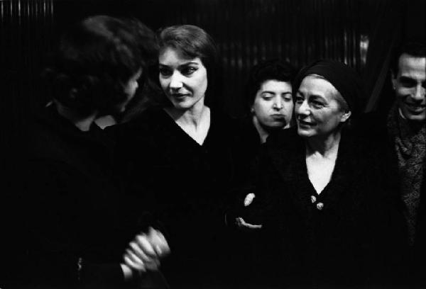 Milano: Teatro alla Scala - Spettacolo Anna Bolena, 1957, regia di Luchino Visconti - Camerino, interno - Maria Callas (cantante lirica) e gruppo di persone