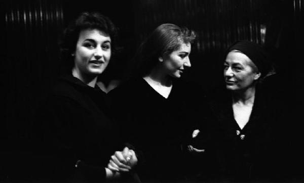 Milano: Teatro alla Scala - Spettacolo Anna Bolena, 1957, regia di Luchino Visconti - Camerino, interno - Maria Callas (cantante lirica) con due donne