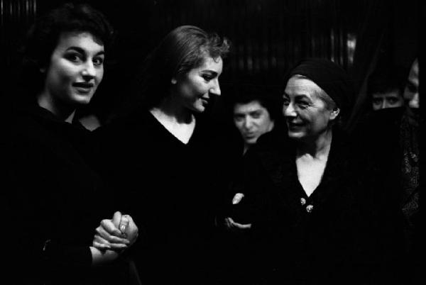 Milano: Teatro alla Scala - Spettacolo Anna Bolena, 1957, regia di Luchino Visconti - Camerino, interno - Maria Callas (cantante lirica) con due donne