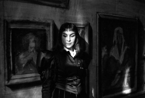 Milano: Teatro alla Scala - Spettacolo Anna Bolena, 1957, regia di Luchino Visconti - Ritratto femminile a mezzo busto: Gabriella Carturan - Costume di scena