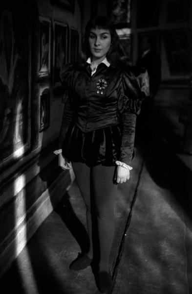 Milano: Teatro alla Scala - Spettacolo Anna Bolena, 1957, regia di Luchino Visconti - Ritratto femminile a figura intera: Gabriella Carturan - Costume di scena