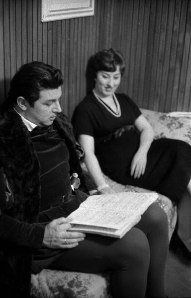 Milano: Teatro alla Scala - Spettacolo Anna Bolena, 1957, regia di Luchino Visconti - Camerino, interno - Gianni Raimondi e Gabriella Carturan