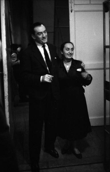 Milano: Teatro alla Scala - Spettacolo Anna Bolena, 1957, regia di Luchino Visconti - Camerino, interno - Ritratto a figura intera: Luchino Visconti, regista e una donna