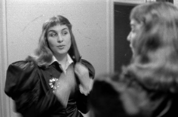 Milano: Teatro alla Scala - Spettacolo Anna Bolena, 1957, regia di Luchino Visconti - Camerino, interno - Ritratto femminile: Gabriella Carturan allo specchio