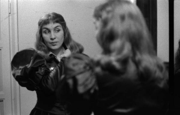 Milano: Teatro alla Scala - Spettacolo Anna Bolena, 1957, regia di Luchino Visconti - Camerino, interno - Ritratto femminile: Gabriella Carturan allo specchio