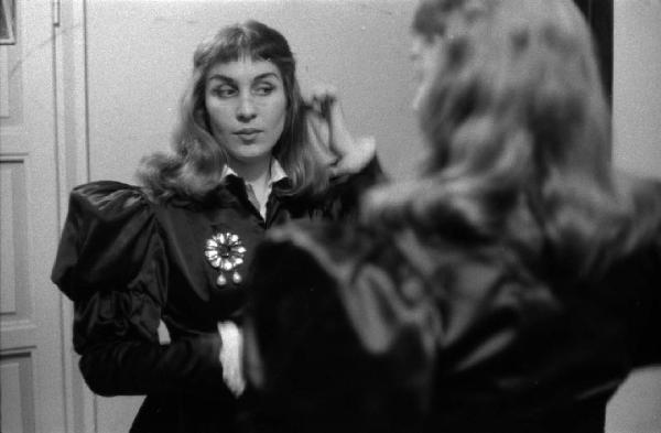 Milano: Teatro alla Scala - Spettacolo Anna Bolena, 1957, regia di Luchino Visconti - Camerino, interno - Ritratto femminile: Gabriella Carturan allo specchio