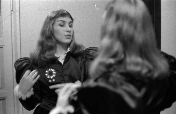 Milano: Teatro alla Scala - Spettacolo Anna Bolena, 1957, regia di Luchino Visconti - Camerino, interno - Ritratto femminile: Gabriella Carturan allo specchio