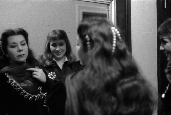 Milano: Teatro alla Scala - Spettacolo Anna Bolena, 1957, regia di Luchino Visconti - Camerino, interno - Ritratto femminile: Gabriella Carturan e Giulietta Simionato allo specchio
