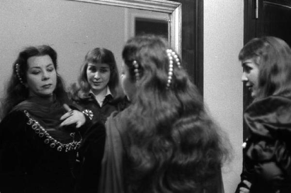 Milano: Teatro alla Scala - Spettacolo Anna Bolena, 1957, regia di Luchino Visconti - Camerino, interno - Ritratto femminile: Gabriella Carturan e Giulietta Simionato allo specchio