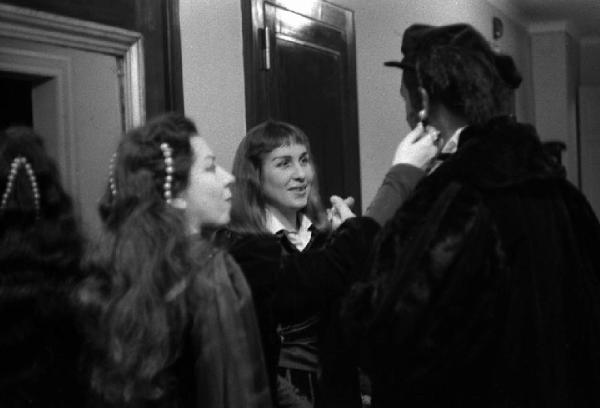 Milano: Teatro alla Scala - Spettacolo Anna Bolena, 1957, regia di Luchino Visconti - Camerino, interno - Ritratto: Gabriella Carturan, Giulietta Simionato e Nicola Rossi Lemeni