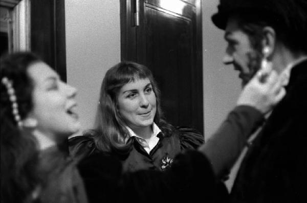 Milano: Teatro alla Scala - Spettacolo Anna Bolena, 1957, regia di Luchino Visconti - Camerino, interno - Ritratto: Gabriella Carturan, Giulietta Simionato e Nicola Rossi Lemeni