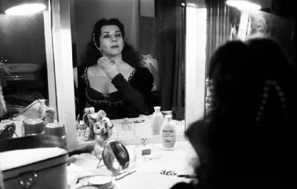 Milano: Teatro alla Scala - Spettacolo Anna Bolena, 1957, regia di Luchino Visconti - Camerino, interno - Ritratto femminile: Giulietta Simionato allo specchio