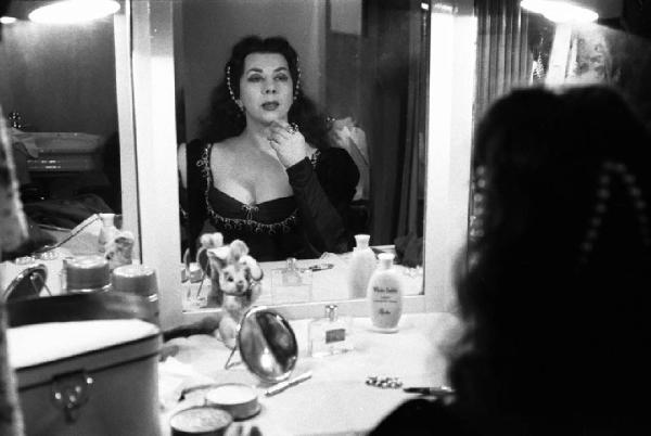 Milano: Teatro alla Scala - Spettacolo Anna Bolena, 1957, regia di Luchino Visconti - Camerino, interno - Ritratto femminile: Giulietta Simionato allo specchio