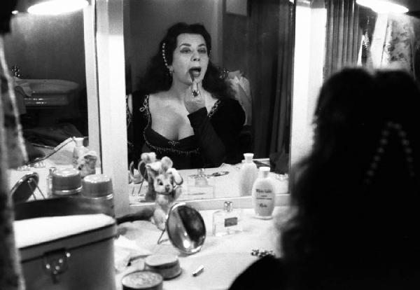 Milano: Teatro alla Scala - Spettacolo Anna Bolena, 1957, regia di Luchino Visconti - Camerino, interno - Ritratto femminile: Giulietta Simionato allo specchio
