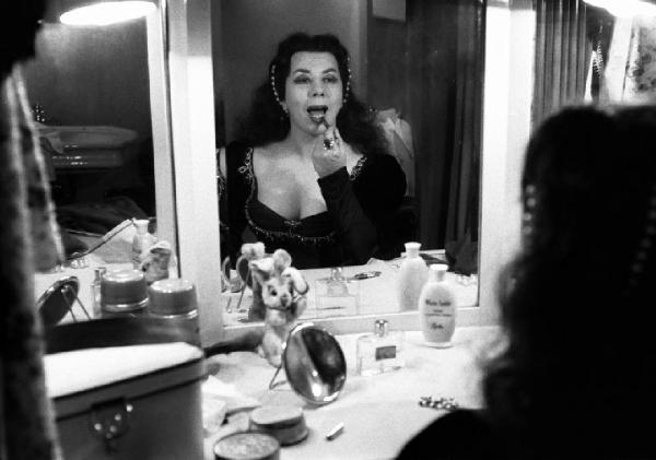 Milano: Teatro alla Scala - Spettacolo Anna Bolena, 1957, regia di Luchino Visconti - Camerino, interno - Ritratto femminile: Giulietta Simionato allo specchio