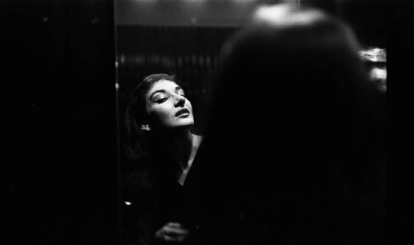 Milano: Teatro alla Scala - Spettacolo Anna Bolena, 1957, regia di Luchino Visconti - Camerino, interno - Ritratto femminile: Maria Callas (cantante lirica) allo specchio