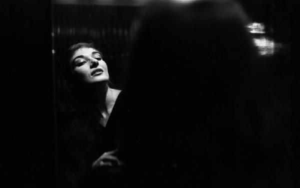 Milano: Teatro alla Scala - Spettacolo Anna Bolena, 1957, regia di Luchino Visconti - Camerino, interno - Ritratto femminile: Maria Callas (cantante lirica) allo specchio