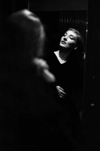 Milano: Teatro alla Scala - Spettacolo Anna Bolena, 1957, regia di Luchino Visconti - Camerino, interno - Ritratto femminile: Maria Callas (cantante lirica) allo specchio