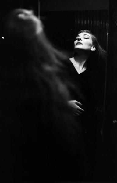 Milano: Teatro alla Scala - Spettacolo Anna Bolena, 1957, regia di Luchino Visconti - Camerino, interno - Ritratto femminile: Maria Callas (cantante lirica) allo specchio