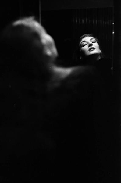 Milano: Teatro alla Scala - Spettacolo Anna Bolena, 1957, regia di Luchino Visconti - Camerino, interno - Ritratto femminile: Maria Callas (cantante lirica) allo specchio