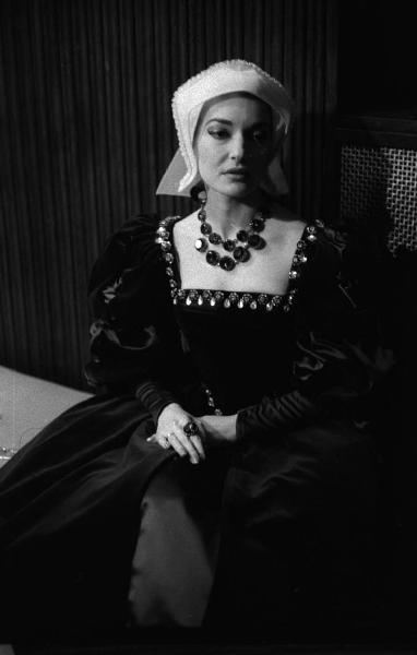 Milano: Teatro alla Scala - Spettacolo Anna Bolena, 1957, regia di Luchino Visconti - Camerino, interno - Ritratto femminile: Maria Callas (cantante lirica) seduta con costume di scena da Anna Bolena