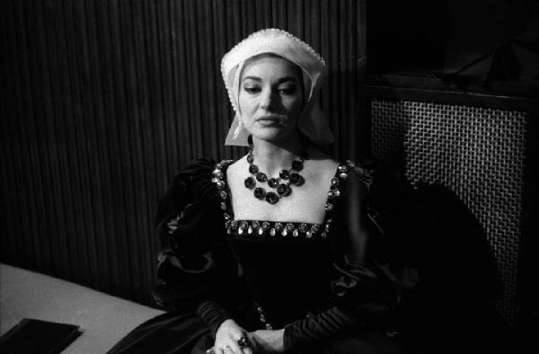 Milano: Teatro alla Scala - Spettacolo Anna Bolena, 1957, regia di Luchino Visconti - Camerino, interno - Ritratto femminile: Maria Callas (cantante lirica) seduta con costume di scena da Anna Bolena