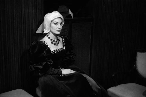 Milano: Teatro alla Scala - Spettacolo Anna Bolena, 1957, regia di Luchino Visconti - Camerino, interno - Ritratto femminile: Maria Callas (cantante lirica) seduta con costume di scena da Anna Bolena