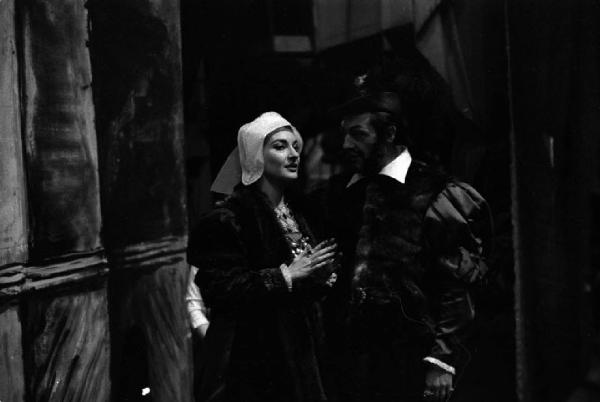 Milano: Teatro alla Scala - Spettacolo Anna Bolena, 1957, regia di Luchino Visconti - Foto di scena - Maria Callas (cantante lirica) e Nicola Rossi Lemeni - Scenografia
