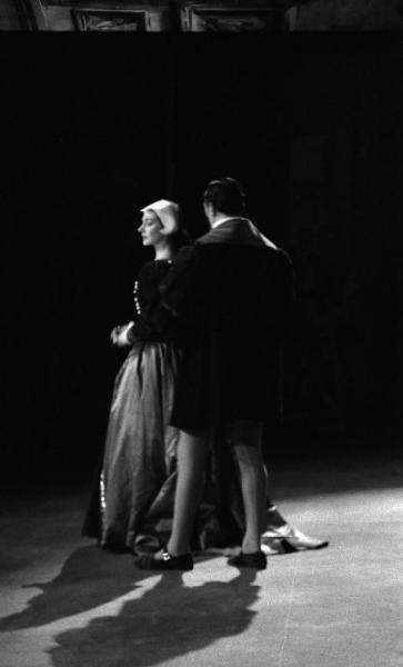 Milano: Teatro alla Scala - Spettacolo Anna Bolena, 1957, regia di Luchino Visconti - Foto di scena - Ritratto a figura intera: Maria Callas (cantante lirica) e Nicola Rossi Lemeni