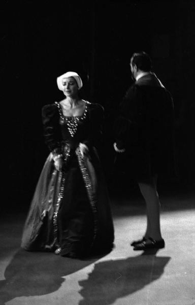 Milano: Teatro alla Scala - Spettacolo Anna Bolena, 1957, regia di Luchino Visconti - Foto di scena - Ritratto a figura intera: Maria Callas (cantante lirica) e Nicola Rossi Lemeni