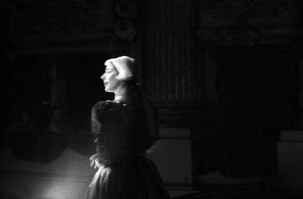 Milano: Teatro alla Scala - Spettacolo Anna Bolena, 1957, regia di Luchino Visconti - Foto di scena - Ritratto femminile: Maria Callas (cantante lirica)