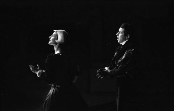 Milano: Teatro alla Scala - Spettacolo Anna Bolena, 1957, regia di Luchino Visconti - Foto di scena - Ritratto: Maria Callas (cantante lirica) e Gianni Raimondi