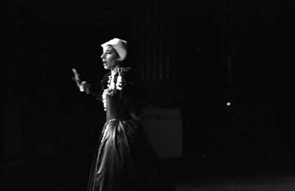 Milano: Teatro alla Scala - Spettacolo Anna Bolena, 1957, regia di Luchino Visconti - Foto di scena - Ritratto femminile: Maria Callas (cantante lirica)