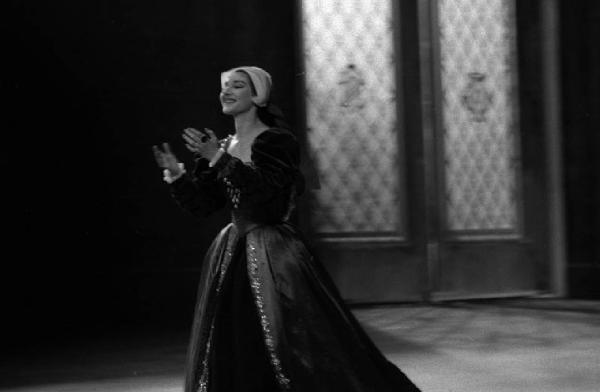 Milano: Teatro alla Scala - Spettacolo Anna Bolena, 1957, regia di Luchino Visconti - Foto di scena - Ritratto femminile: Maria Callas (cantante lirica) - Scenografia