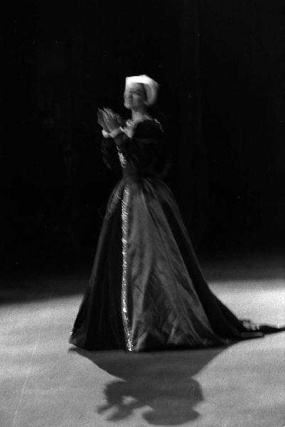 Milano: Teatro alla Scala - Spettacolo Anna Bolena, 1957, regia di Luchino Visconti - Foto di scena - Ritratto femminile a figura intera: Maria Callas (cantante lirica)