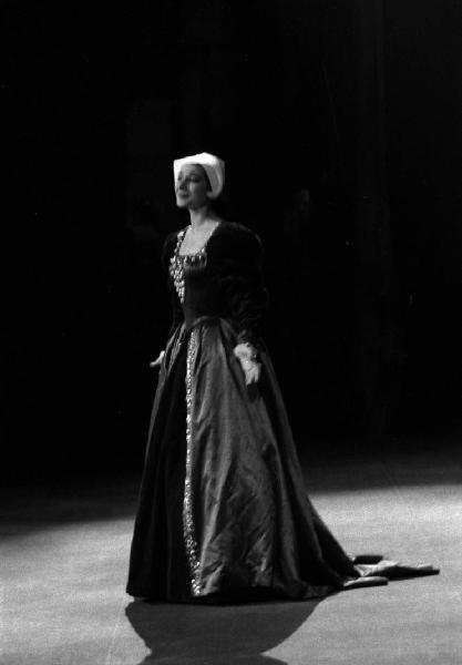 Milano: Teatro alla Scala - Spettacolo Anna Bolena, 1957, regia di Luchino Visconti - Foto di scena - Ritratto femminile a figura intera: Maria Callas (cantante lirica)
