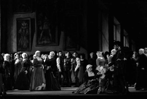 Milano: Teatro alla Scala - Spettacolo Anna Bolena, 1957, regia di Luchino Visconti - Foto di scena - Scenografia - Gruppo di attori sul palco