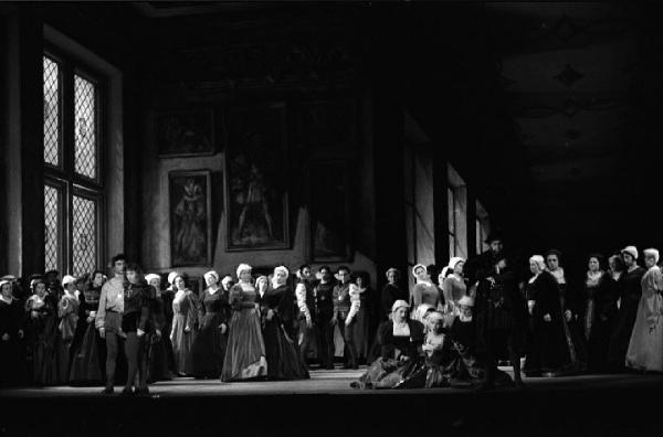 Milano: Teatro alla Scala - Spettacolo Anna Bolena, 1957, regia di Luchino Visconti - Foto di scena - Scenografia - Gruppo di attori sul palco