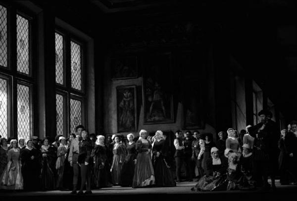 Milano: Teatro alla Scala - Spettacolo Anna Bolena, 1957, regia di Luchino Visconti - Foto di scena - Scenografia - Gruppo di attori sul palco