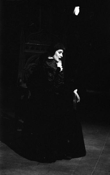 Milano: Teatro alla Scala - Spettacolo Anna Bolena, 1957, regia di Luchino Visconti - Foto di scena - Scenografia - Ritratto femminile: Maria Callas (cantante lirica) seduta su un trono di legno