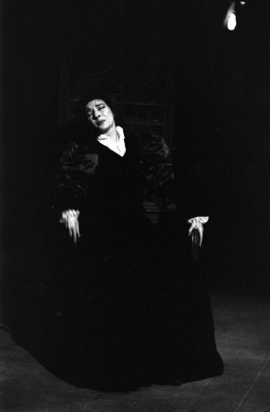 Milano: Teatro alla Scala - Spettacolo Anna Bolena, 1957, regia di Luchino Visconti - Foto di scena - Scenografia - Ritratto femminile: Maria Callas (cantante lirica) seduta su un trono di legno