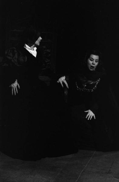 Milano: Teatro alla Scala - Spettacolo Anna Bolena, 1957, regia di Luchino Visconti - Foto di scena - Scenografia - Ritratto femminile: Maria Callas (cantante lirica) seduta su un trono di legno - Giulietta Simionato