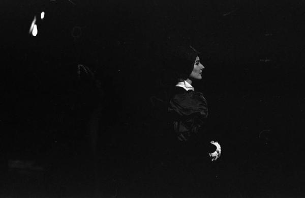 Milano: Teatro alla Scala - Spettacolo Anna Bolena, 1957, regia di Luchino Visconti - Foto di scena - Scenografia - Ritratto femminile: Maria Callas (cantante lirica)