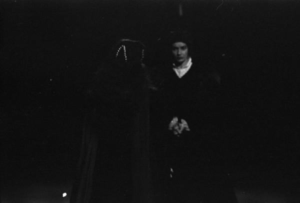 Milano: Teatro alla Scala - Spettacolo Anna Bolena, 1957, regia di Luchino Visconti - Foto di scena - Ritratto femminile: Maria Callas (cantante lirica) - Giulietta Simionato di spalle