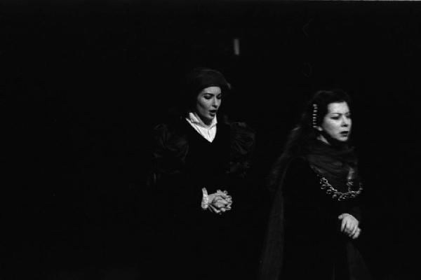 Milano: Teatro alla Scala - Spettacolo Anna Bolena, 1957, regia di Luchino Visconti - Foto di scena - Ritratto femminile: Maria Callas (cantante lirica) - Giulietta Simionato